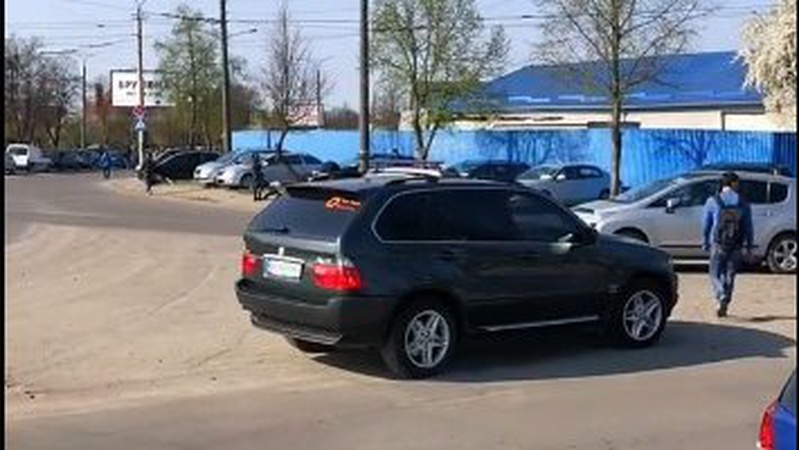 У Луцьку на автобазарі чоловікам роздавали повістки. ВІДЕО