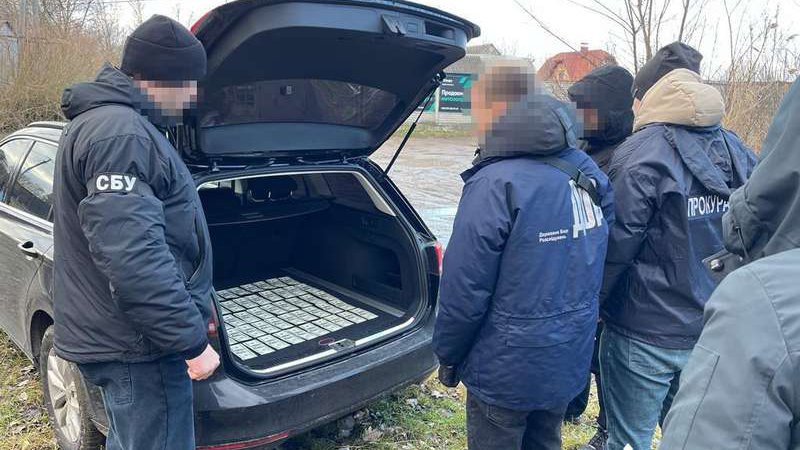Вимагав 5 тисяч доларів: у Луцьку на хабарі зловили правоохоронця
