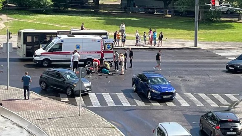 У Луцьку водійка легковика збила мотоцикліста