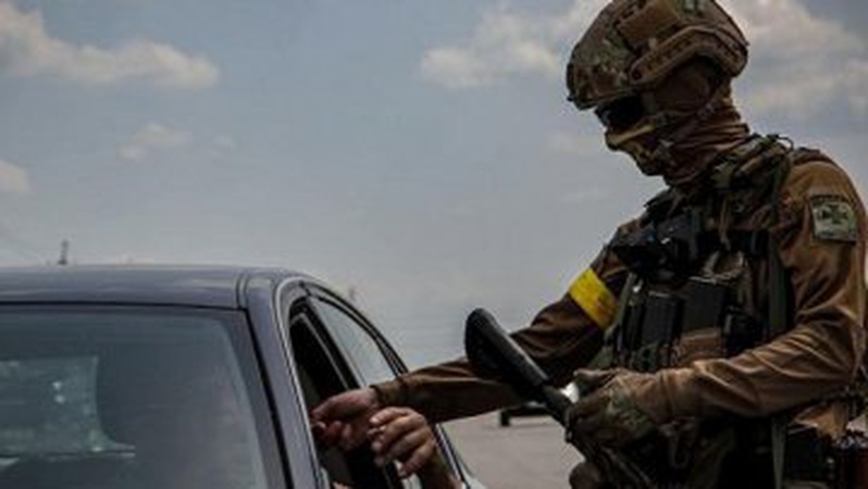 Чоловікам, яким дозволений виїзд з України, змінили терміни перебування за кордоном