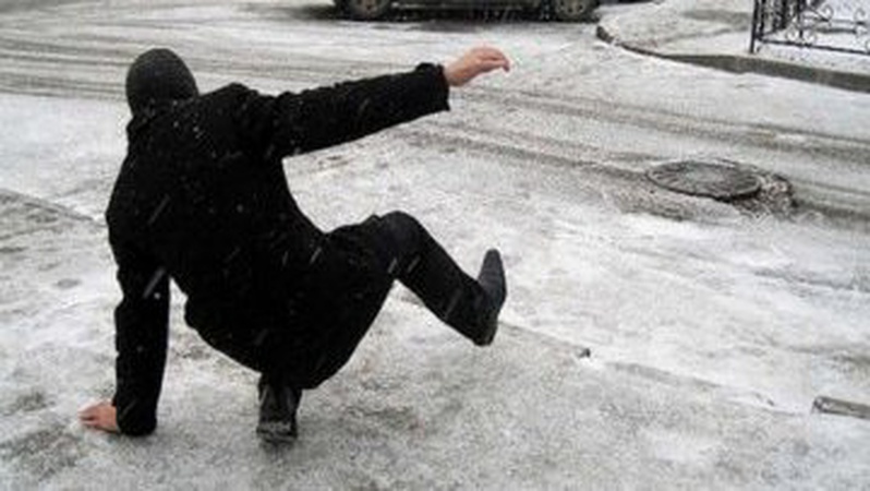 За вихідні у міську лікарню Луцька звернулися 17 людей з переломами