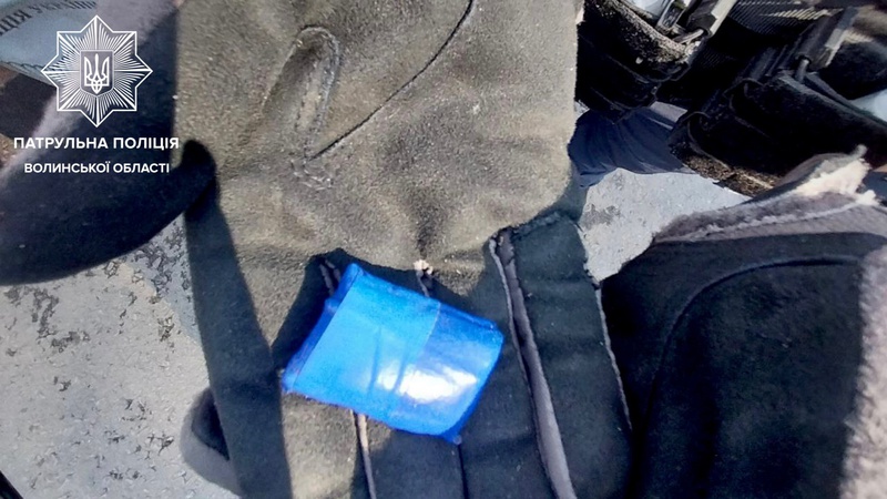 На Волині водій перед патрульними намагався проковтнути згорток із наркотиками