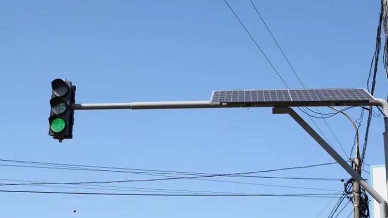 У Луцьку світлофор обладнали сонячними панелями