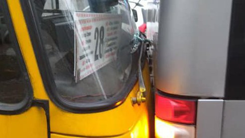 ДТП у Луцьку: маршрутка в’їхала у припаркований MAN