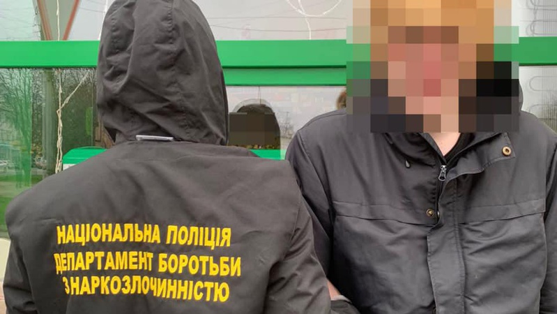 У Луцьку спіймали 19-річного хлопця з Донеччини, який робив закладки психотропів