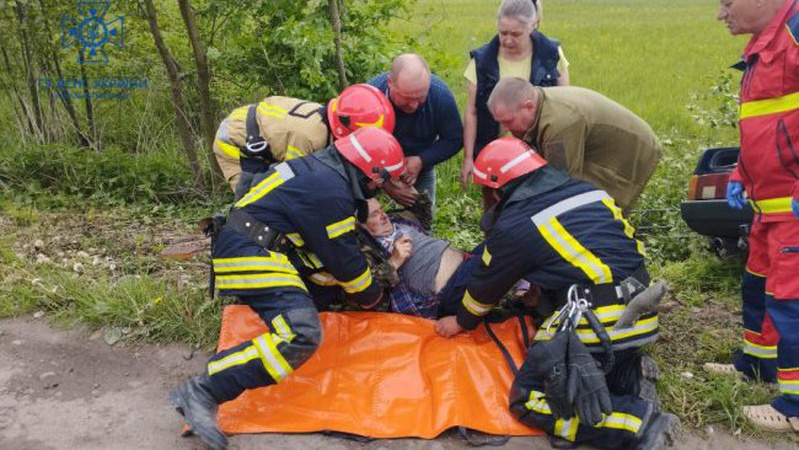 На Волині водій автівки злетів у кювет та зіткнувся з деревом. ФОТО