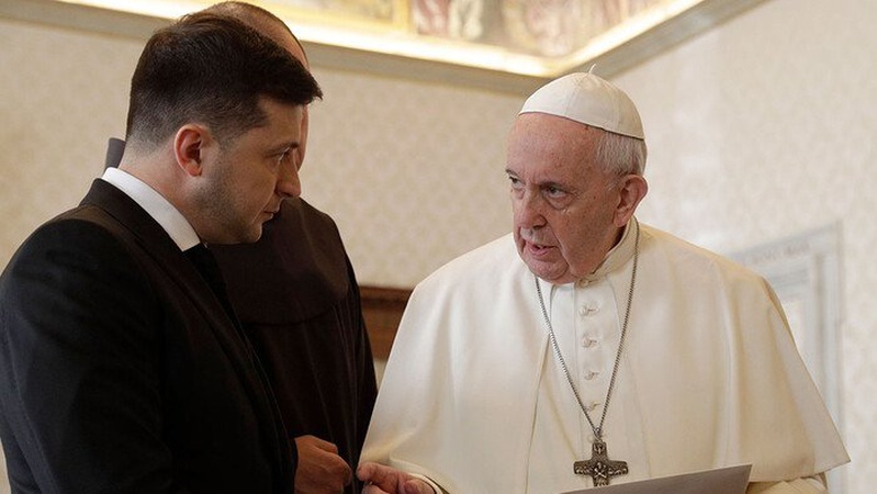 Зеленський провів телефонну розмову з Папою Римським