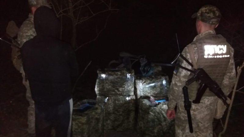 Тютюнові контрабандисти: на Волині затримали чоловіків, які хотіли човном переправити цигарки до Польщі