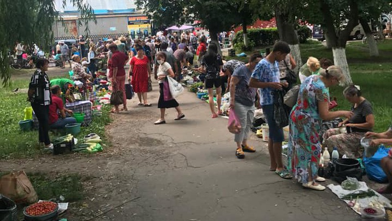 Стихійна торгівля на автостанції в Луцьку. Керівництво АС звинувачує муніципалів – ті кажуть: ваша провина