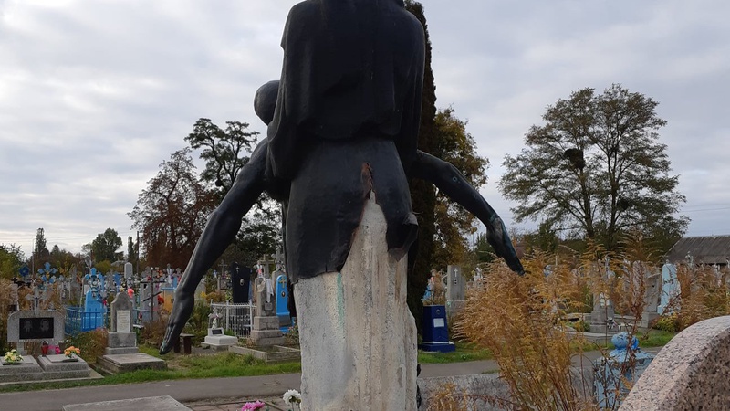 На кладовищі у Володимирі вандали понищили пам’ятники на історичних похованнях. ФОТО