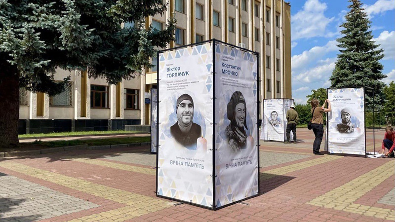 У Нововолинську встановили інсталяції з портретами захисників України
