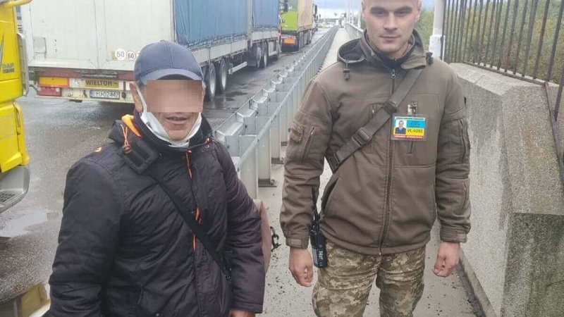 Біля «Ягодина» затримали чоловіка, який хотів поза контролем потрапити до Польщі