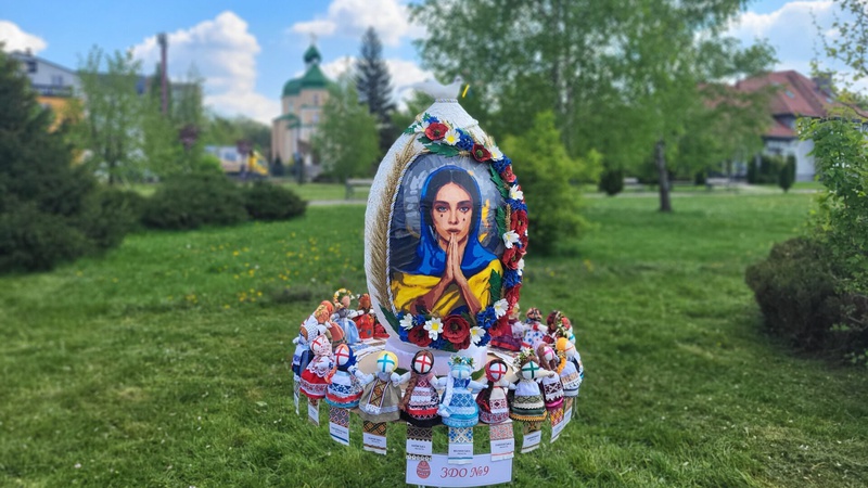 У  райцентрі на Волині просто неба відкрилась виставка мегаписанок
