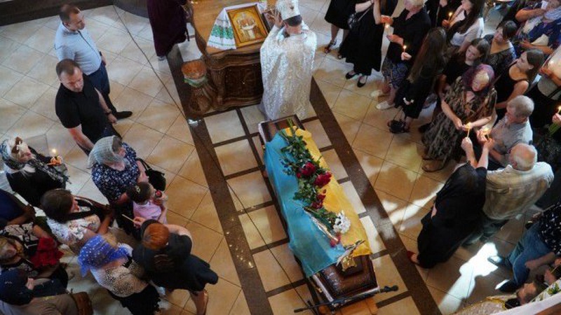 У Володимирі під звуки сирен провели в останню путь солдата Володимира Пукалюка