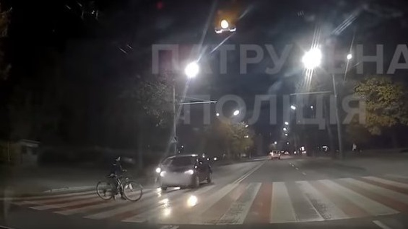У Луцьку водій ледь не збив велосипедиста на пішохідному переході. ВІДЕО
