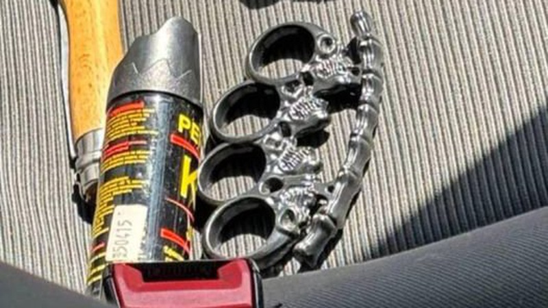 У Луцьку патрульні виявили у чоловіка предмет з ознаками холодної зброї