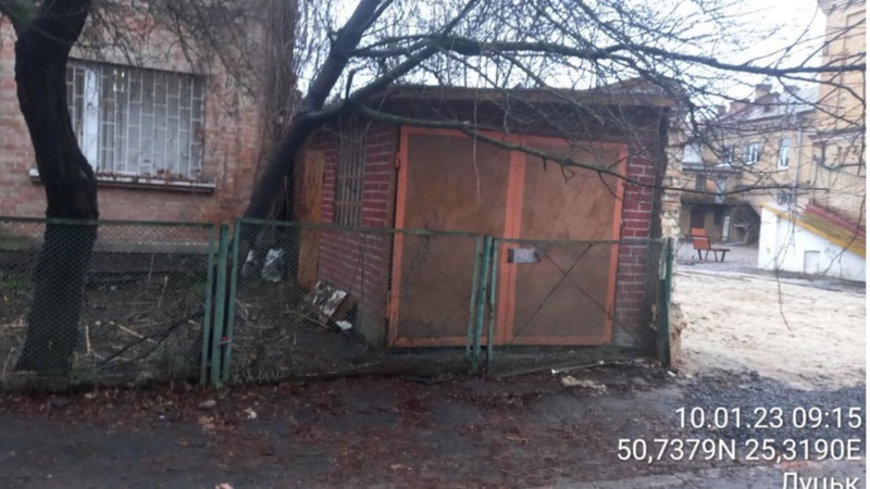 У Луцьку муніципали знесуть гараж у Старому місті