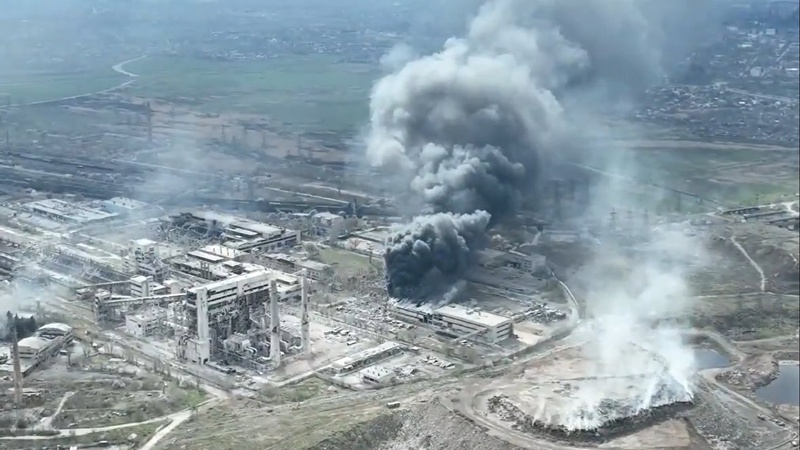Росіяни показали відео, як скидають надважкі бомби на Азовсталь