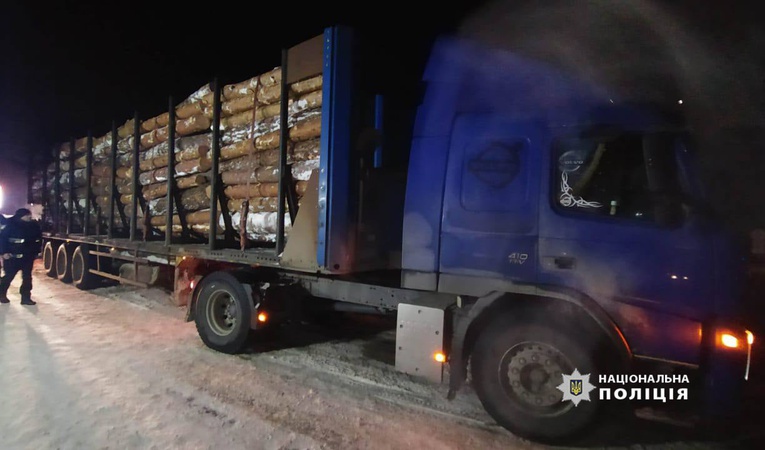На Волині зловили водіїв, які перевозили ймовірно крадену деревину