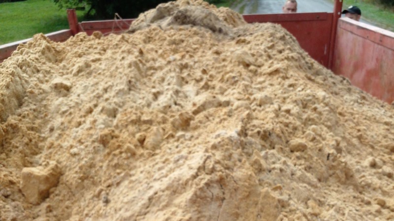 У селі на Волині спіймали чоловіка, який хотів вивезти пісок