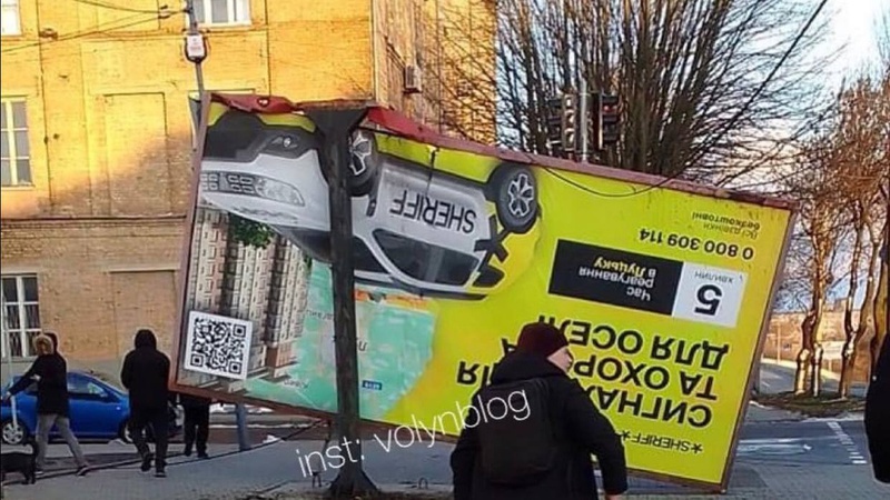 У Луцьку через сильний вітер впав білборд