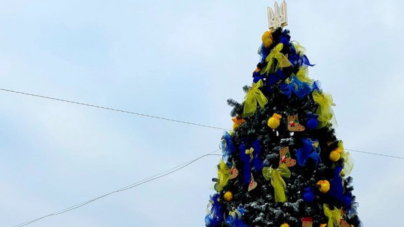 У громаді на Волині встановили патріотичну ялинку.ФОТО