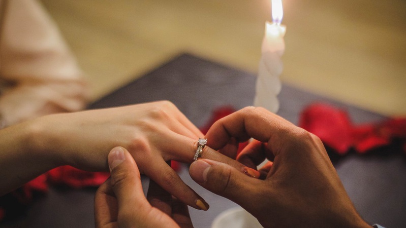 У Луцьку футболіст зробив коханій пропозицію під час матчу