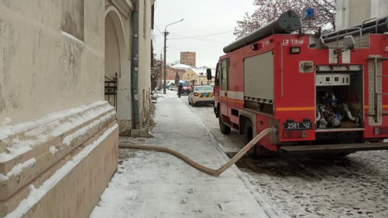 У Луцьку в Старому місті горить будівля