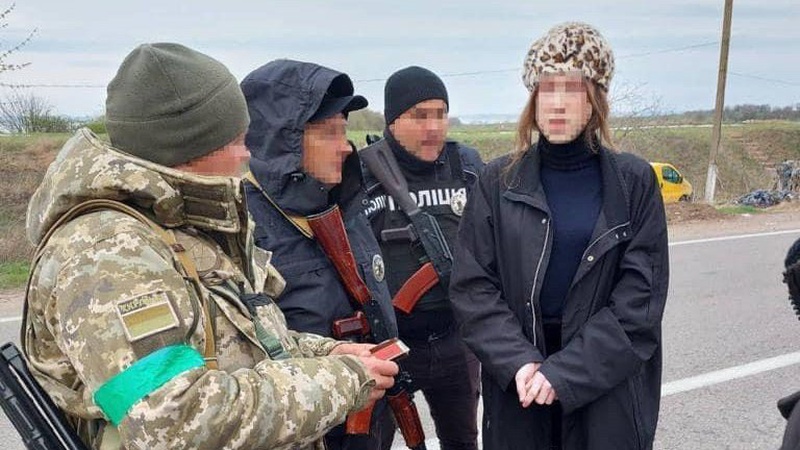 Переодягнувся в жінку: 26-річний чоловік намагався незаконно виїхати за кордон