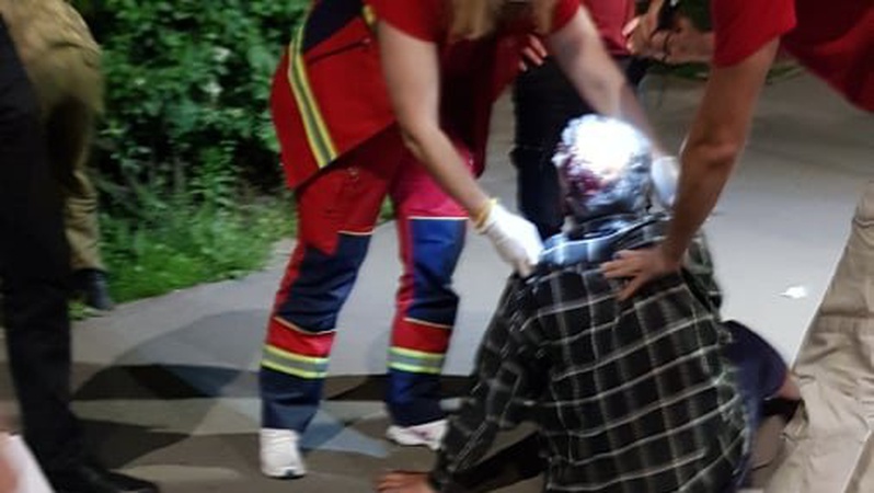 У Луцьку молодики розбили голову дідусеві: потерпілого забрала «швидка»