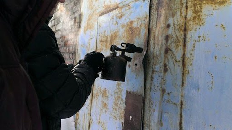 На Волині 27-річний чоловік проник в гараж й поцупив мотокосу