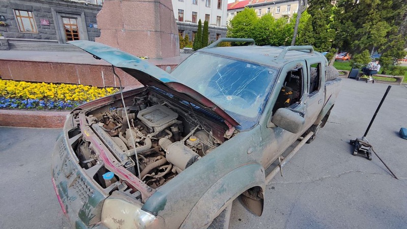 У центрі Луцька волонтери поставили обстріляне під Бахмутом авто. ВІДЕО