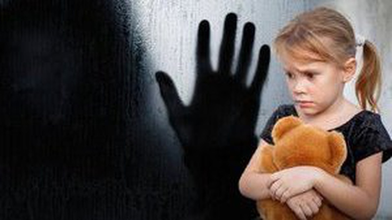 На Волині збоченець понад пів року розбещував трьох маленьких дівчат