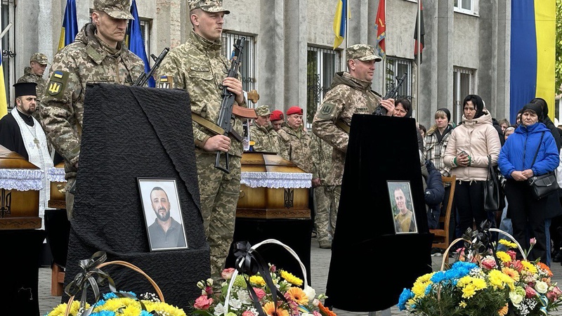 В останню дорогу провели двох бійців з Ковеля Олексія Хоміча та Олексія Стахорського