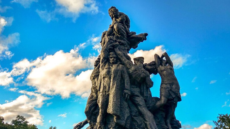 «Вбивають жертв Холокосту вдруге»: окупанти обстріляли урочище Бабин Яр