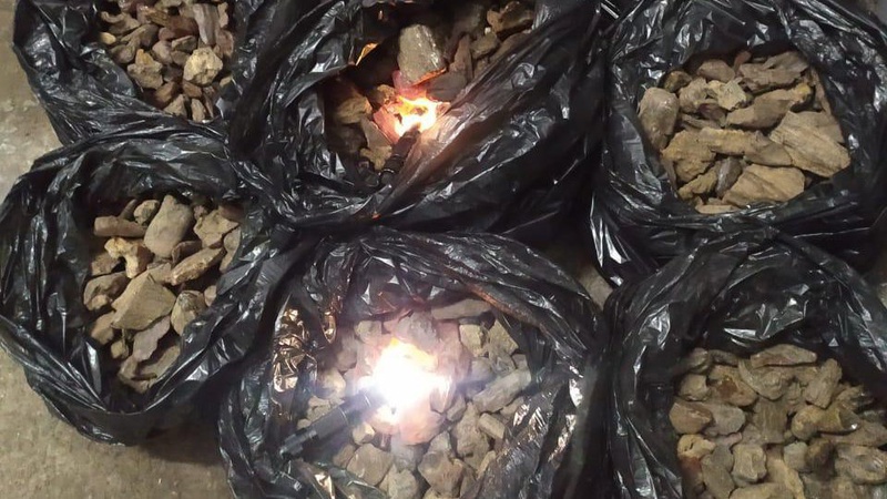 Українець намагався перевезти через кордон понад 60 кілограм «сонячного» каміння