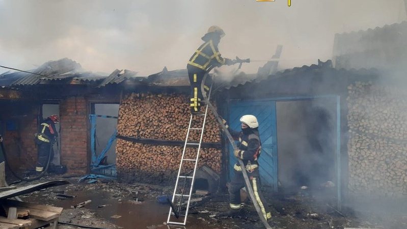 У Луцьку горіла господарська споруда