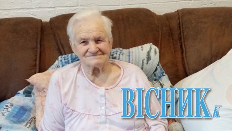 У Луцьку бабуся, яка через хворобу прикута до ліжка, в’яже шкарпетки для воїнів