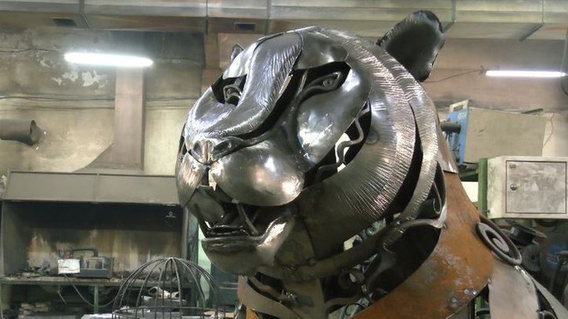 У Луцьку завершують створення кованої скульптури-символу року 2022