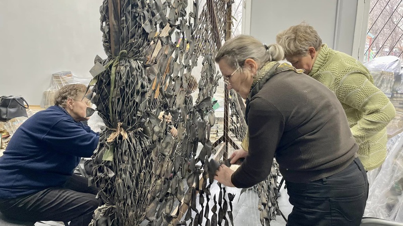 У бібліотеці на Волині сплели майже 70 маскувальних сіток