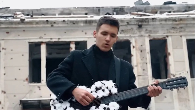 Співак із Волині зняв кліп у зруйнованому Будинку офіцерів у Вінниці