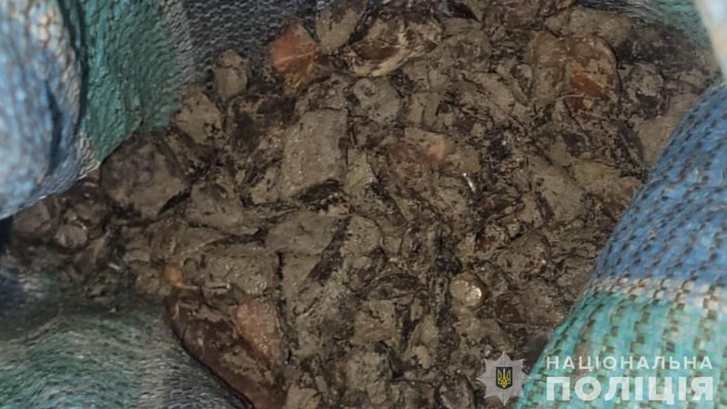 На Волині в автомобілі волинянина знайшли кілограм бурштину