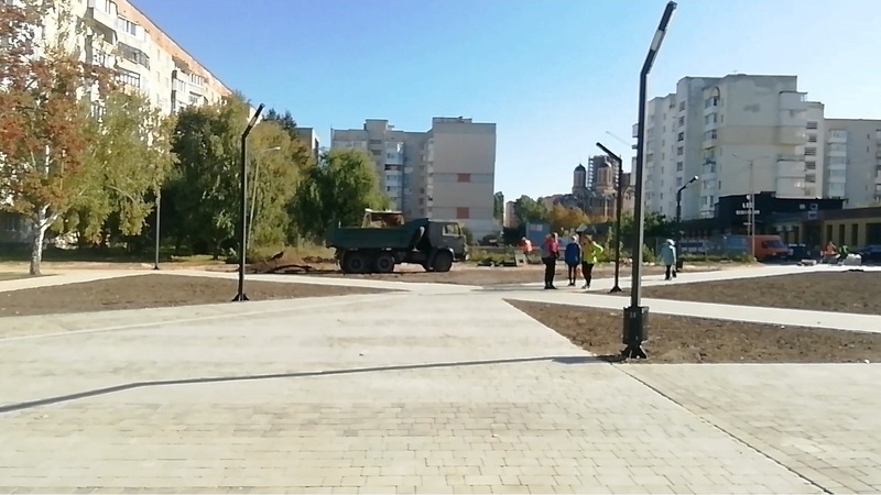 Як у Луцьку облаштовують сквер біля 26-ї школи. ВІДЕО