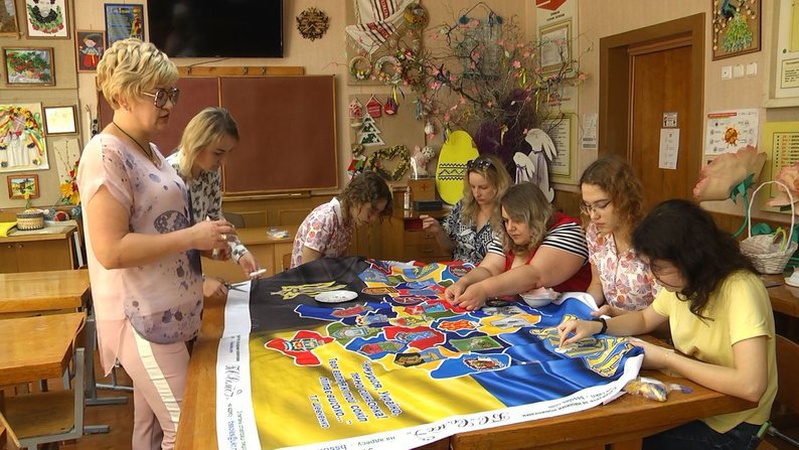 У Луцьку бісером вишивають карту України