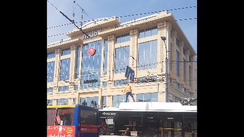 У Луцьку водій тролейбуса лагодив електролінію шваброю. ВІДЕО