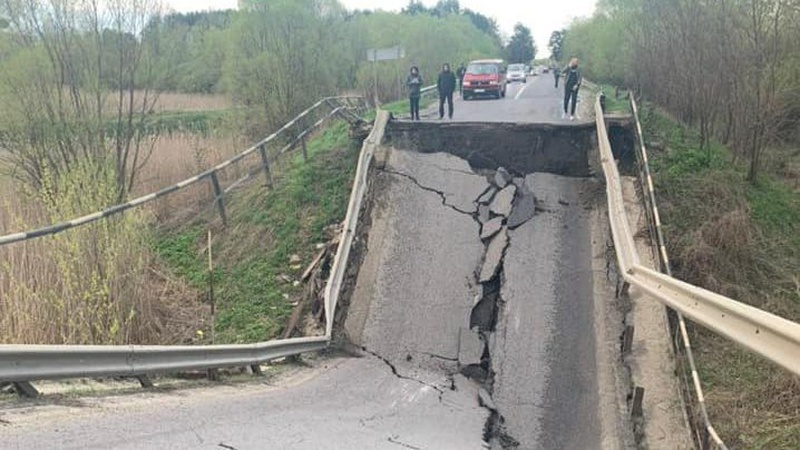 На трасі Львів-Луцьк упав міст