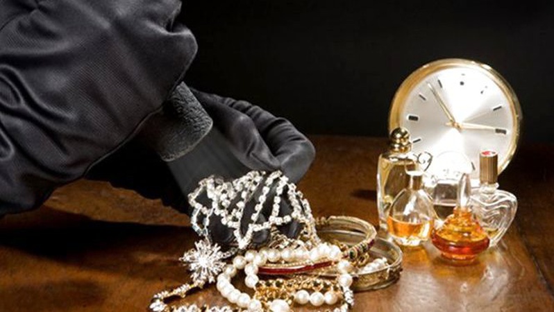 На Волині зловили 17-річного хлопця, який виніс з хати сусідки цінні речі та елітні напої