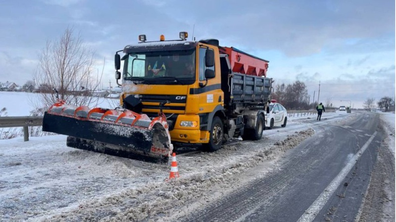 Виїхала на зустрічну смугу: на Волині автомобіль влетів у снігоприбиральну машину