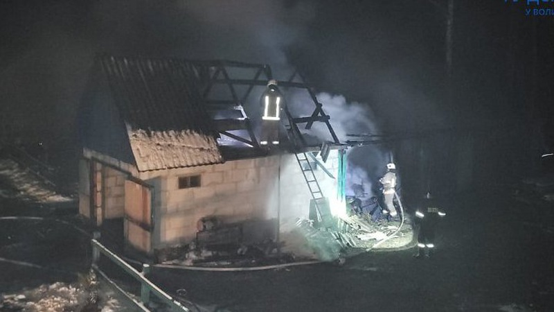 На Волині горіли житловий будинок та гараж