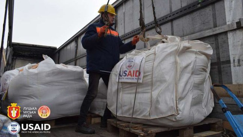 У Луцьку прибула сіль для очистки води зі США. ФОТО
